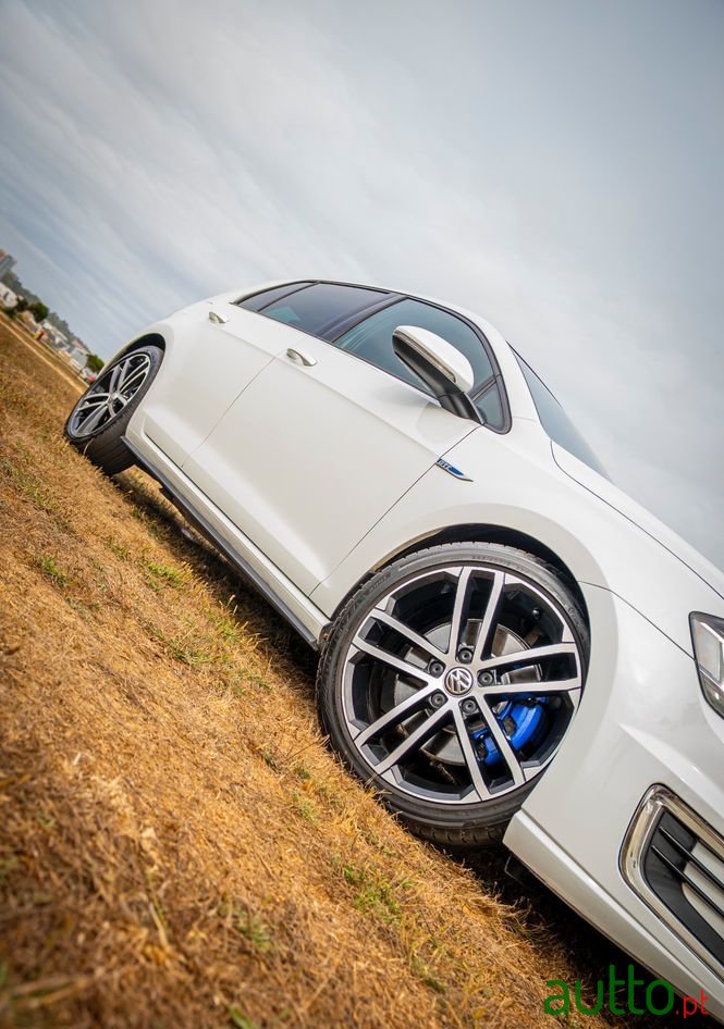 2015' Volkswagen Golf photo #2