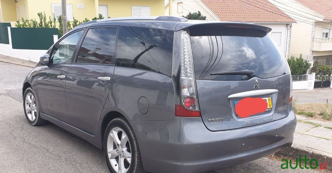 2009' Mitsubishi Grandis photo #3