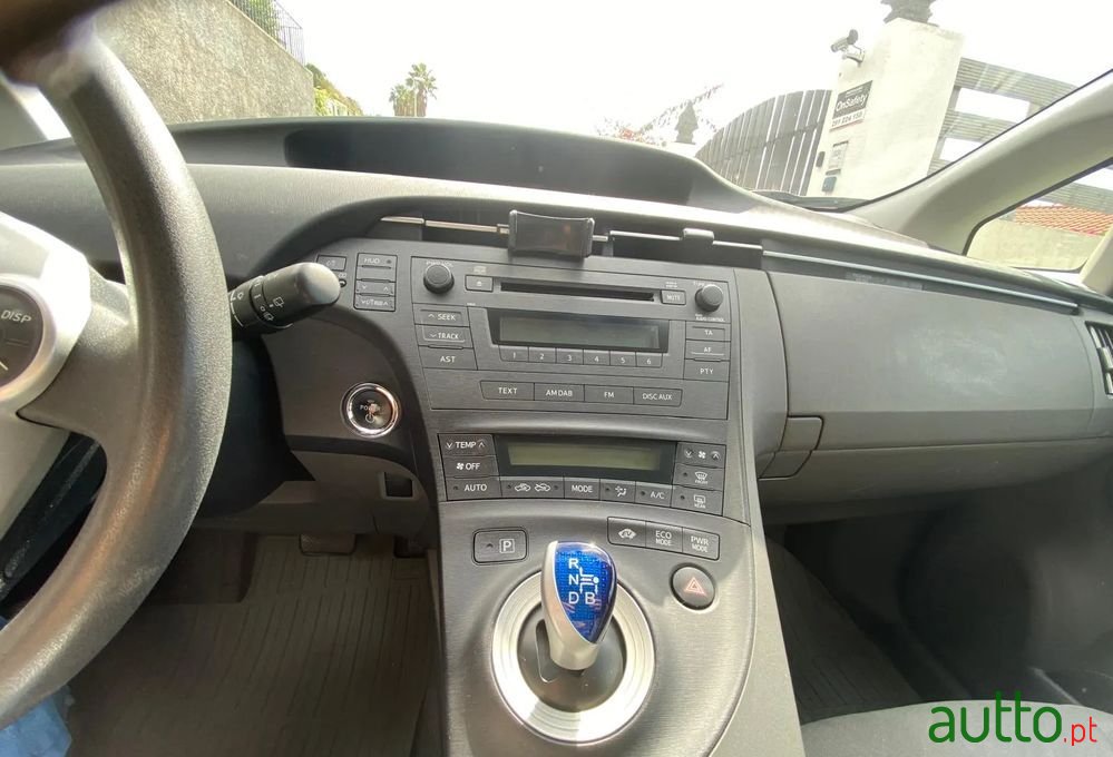 2010' Toyota Prius 1.8 Premium photo #5