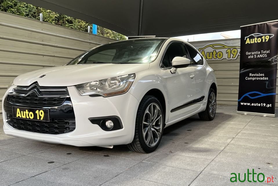 2011' Citroen DS4 photo #2