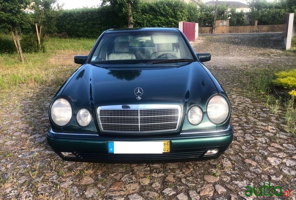 1996' Mercedes-Benz E-220 photo #1