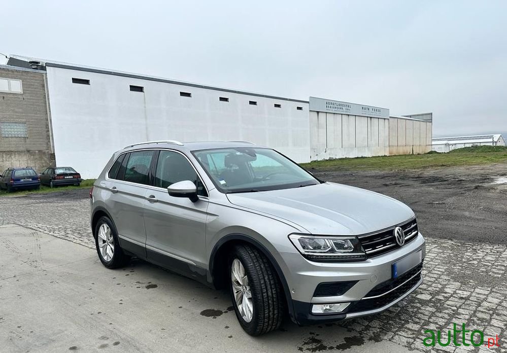 2017' Volkswagen Tiguan photo #3