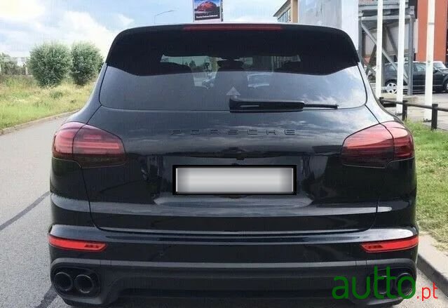 2015' Porsche Cayenne S E-Hybrid photo #5