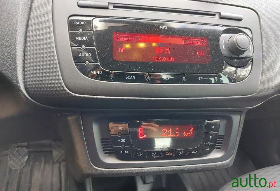 2011' SEAT Ibiza photo #6