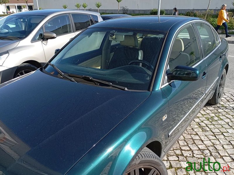 2001' Volkswagen Passat photo #1
