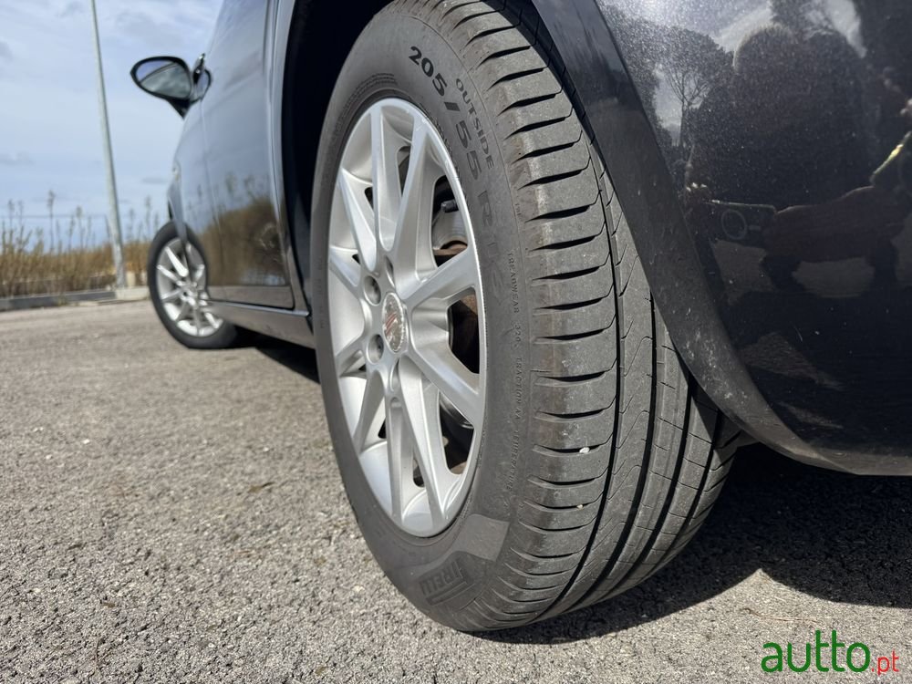 2011' SEAT Leon photo #5