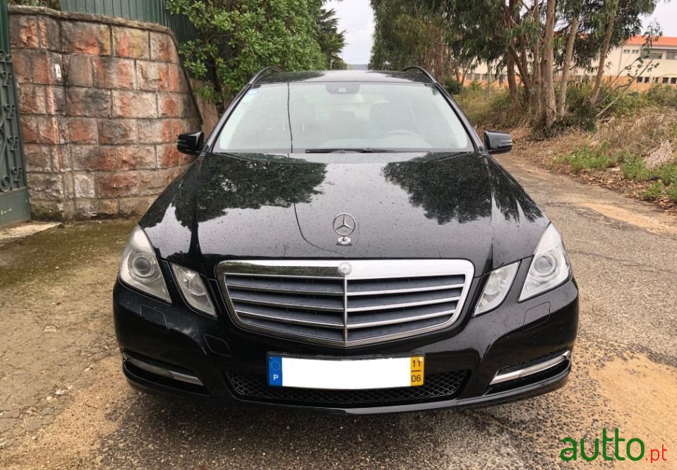 2011' Mercedes-Benz E-220 photo #2