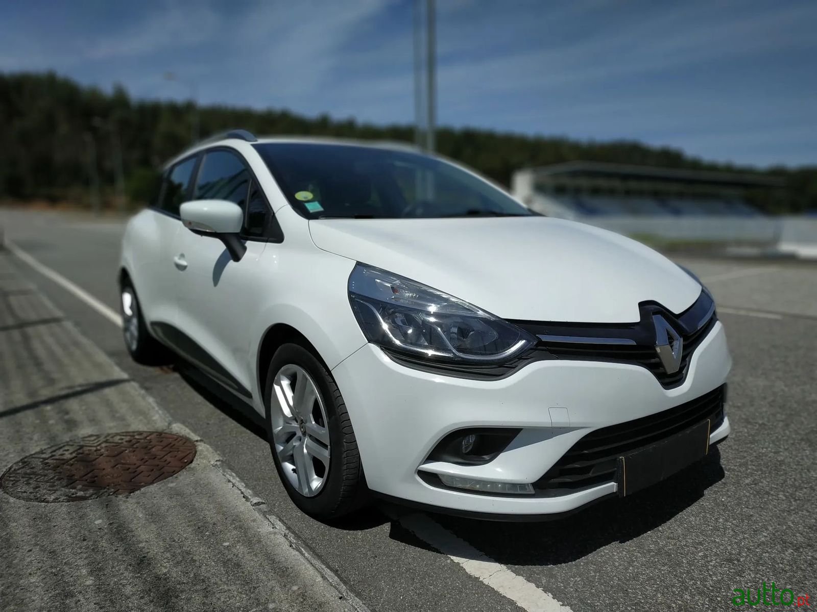 2017' Renault Clio Sport Tourer photo #3