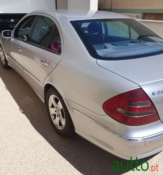 2002' Mercedes-Benz E-220 photo #1