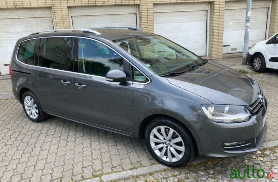 2011' Volkswagen Sharan 2.0 Tdi Highliine photo #2
