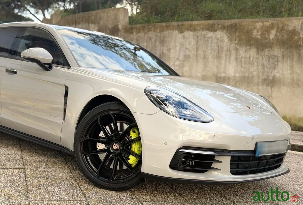 2018' Porsche Panamera Sport Turismo photo #3