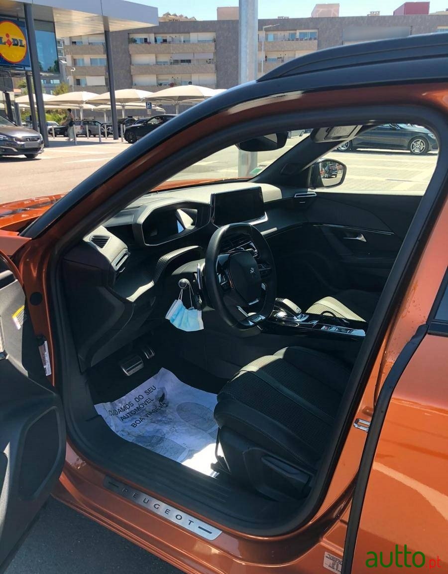 2020' Peugeot 2008 photo #3