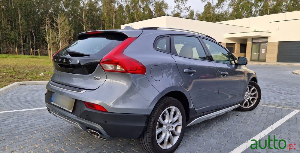 2016' Volvo V40 Cross Country photo #4