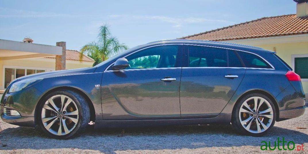 2011' Opel Insignia Sport Tourer photo #2