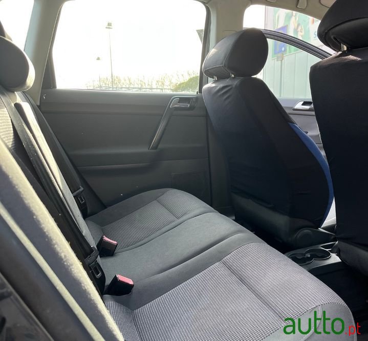 2004' Volkswagen Polo photo #5