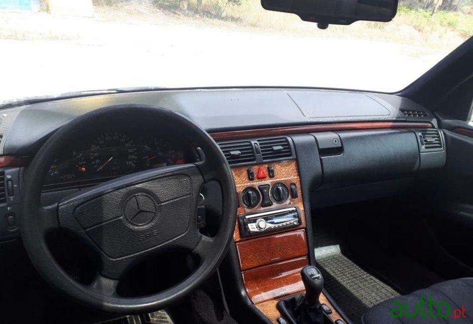 1996' Mercedes-Benz E-220 Elegance photo #3