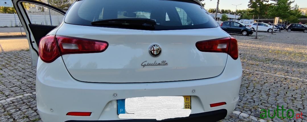 2011' Alfa Romeo Giulietta photo #3