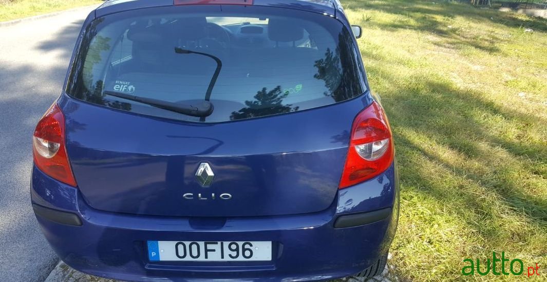 2008' Renault Clio photo #2