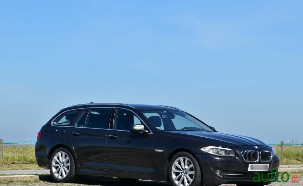2011' BMW 520 Da Touring Executive photo #1
