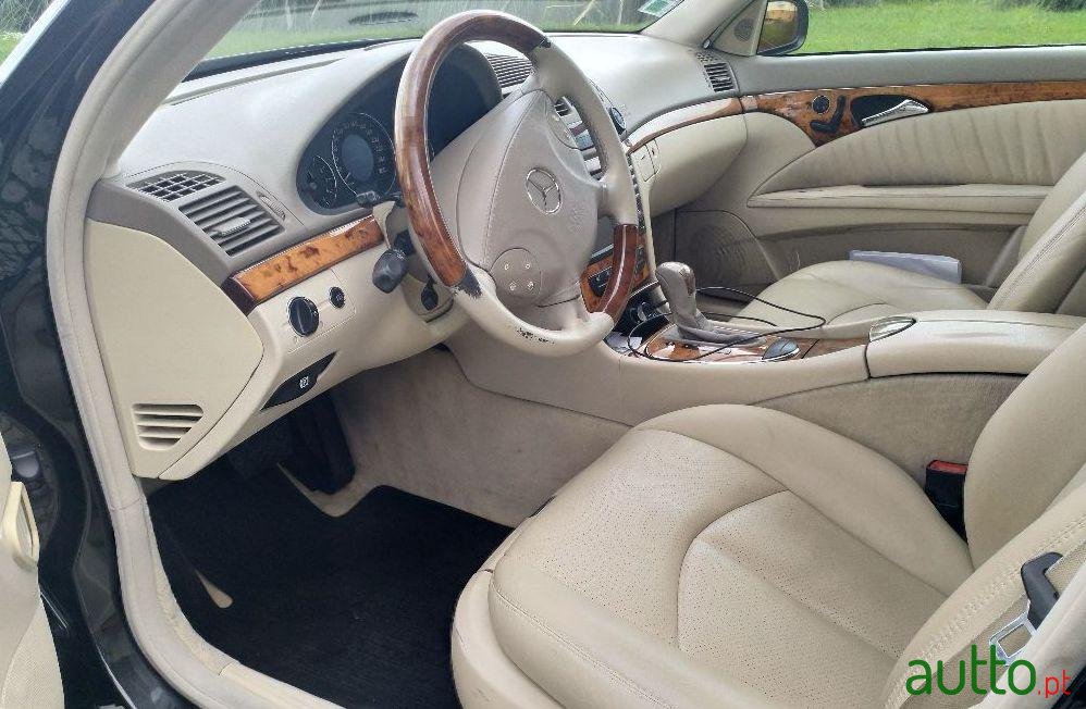 2003' Mercedes-Benz E-270 Avangarde photo #2