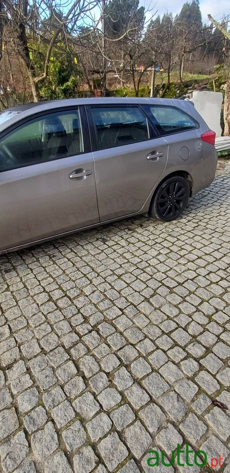 2014' Toyota Auris Touring Sports photo #4