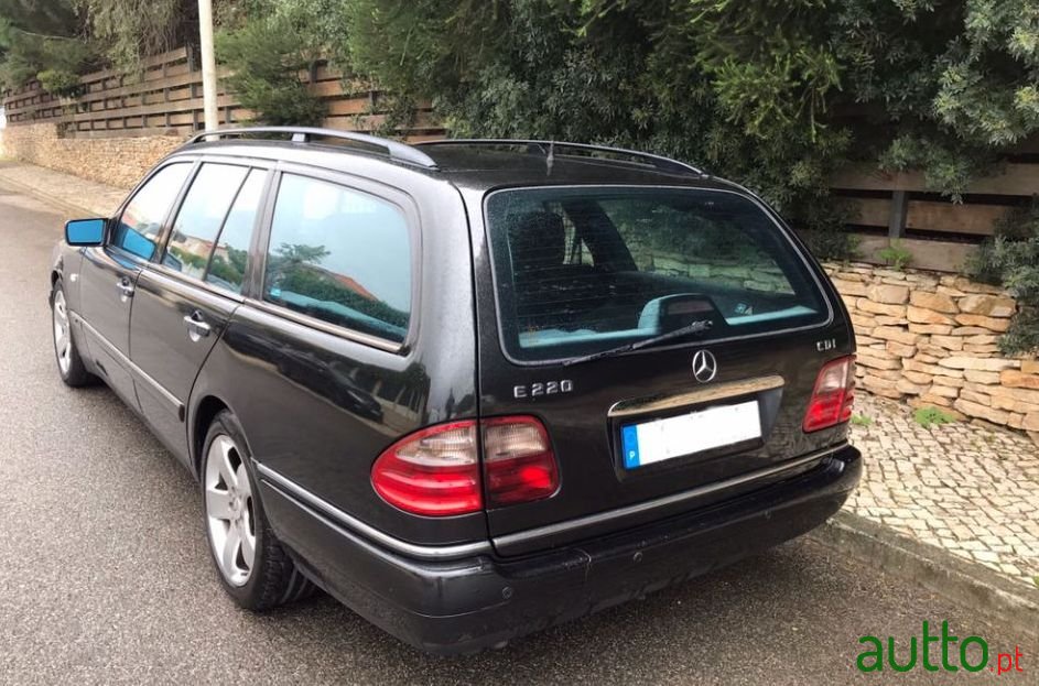 2000' Mercedes-Benz E-220 photo #3