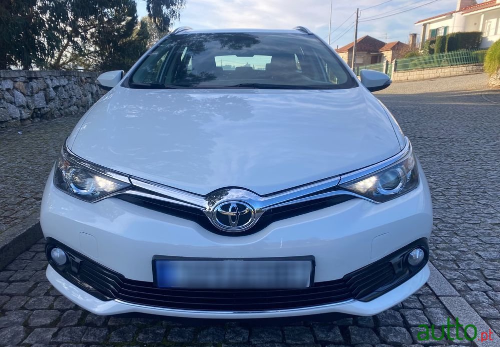 2018' Toyota Auris Touring Sports photo #2