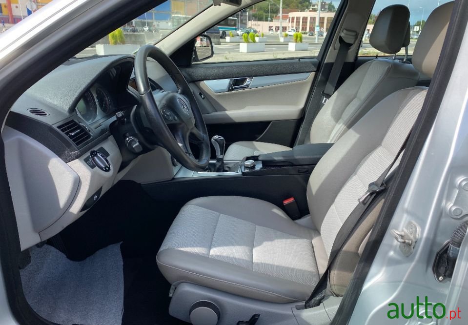 2008' Mercedes-Benz C-220 photo #3