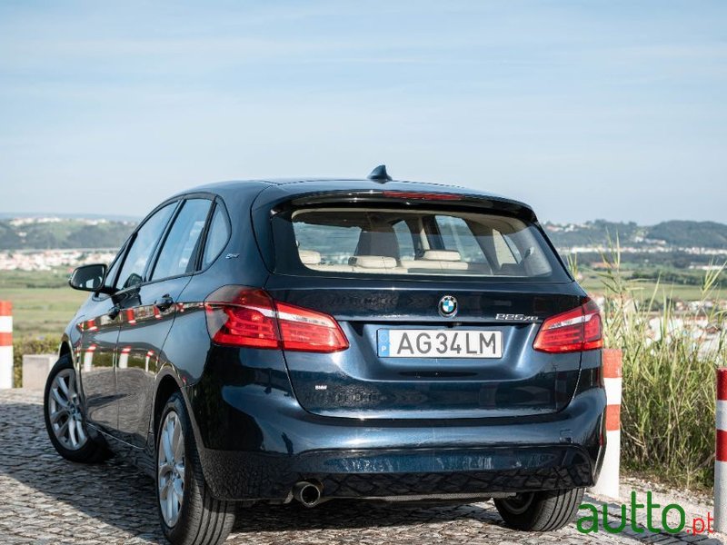 2017' BMW 225Xe Active Tourer photo #5