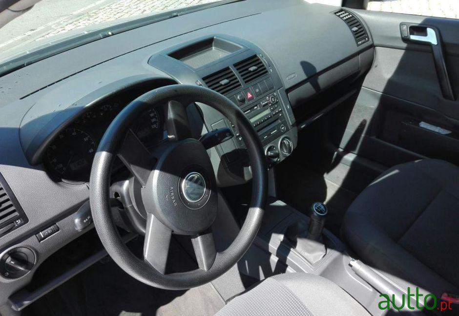 2004' Volkswagen Polo photo #2