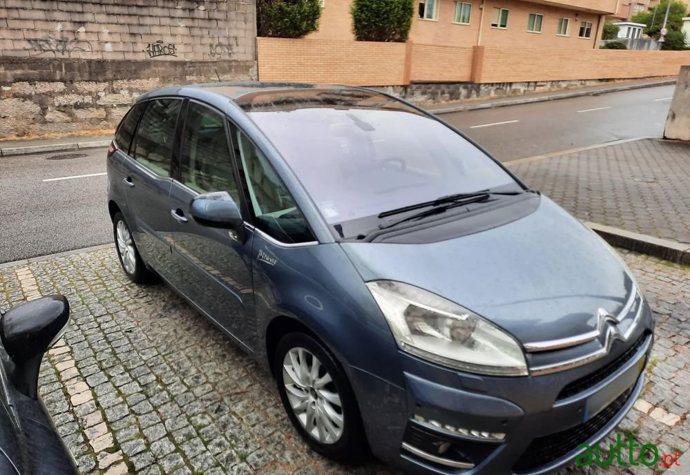 2011' Citroen C4 Picasso photo #3