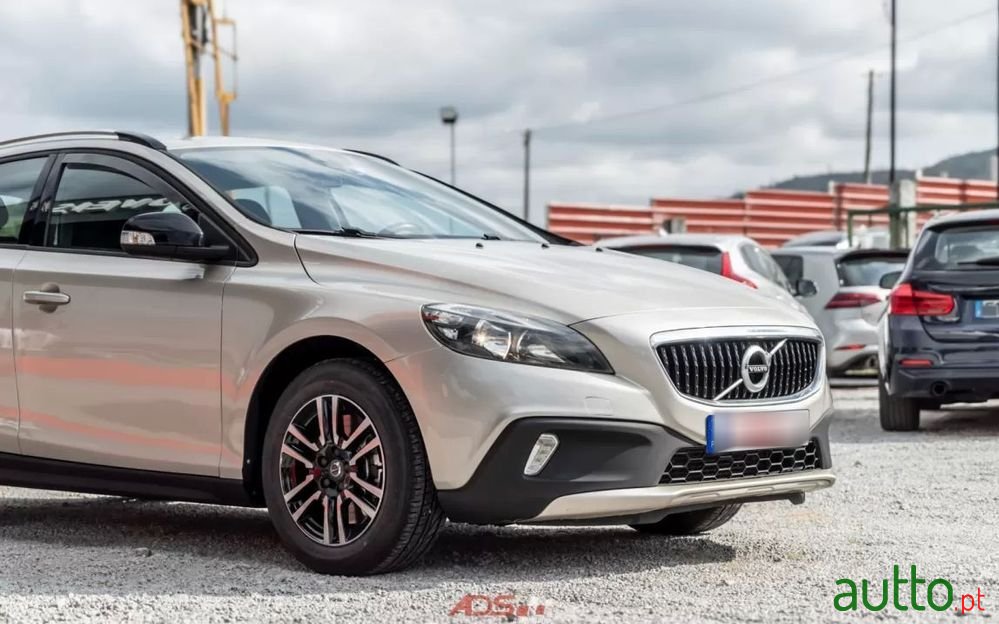 2017' Volvo V40 Cross Country 2.0 D2 photo #2