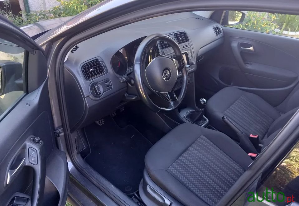 2015' Volkswagen Polo photo #5