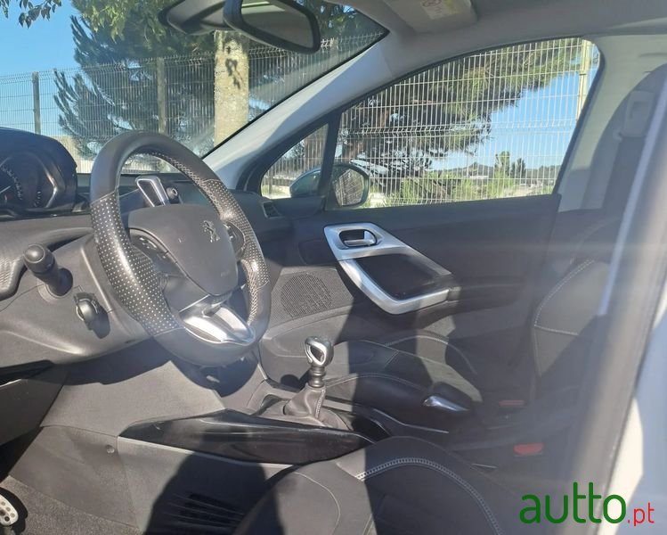 2017' Peugeot 2008 photo #6