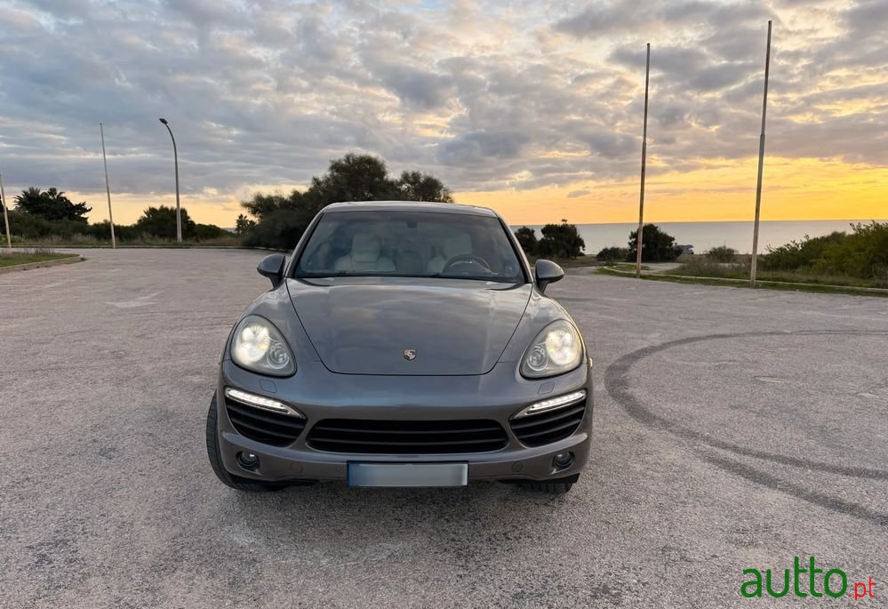 2011' Porsche Cayenne S Hybrid photo #2