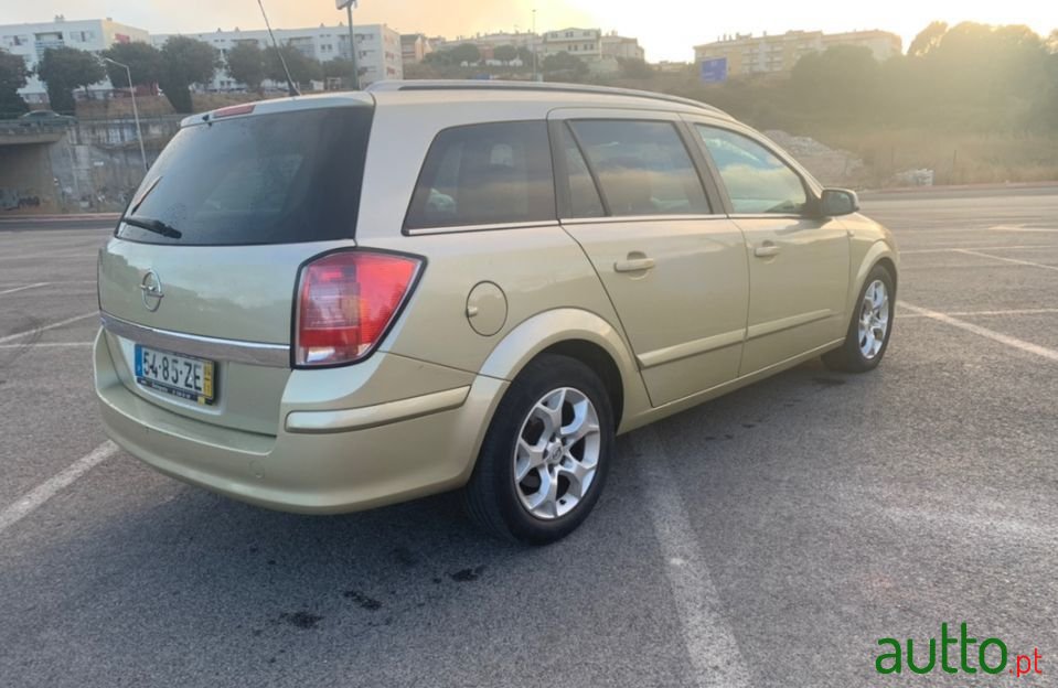 2004' Opel Astra Caravan photo #5