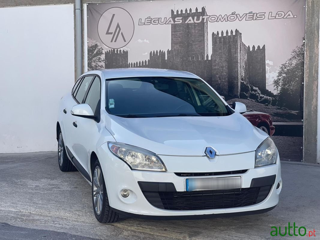 2011' Renault Megane Sport Tourer photo #2