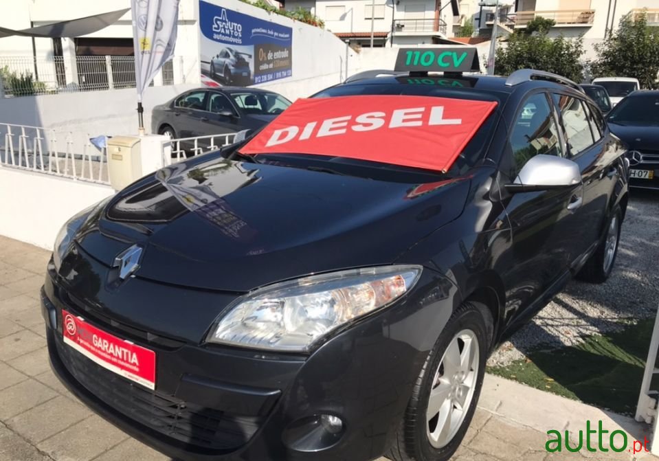 2011' Renault Megane Sport Tourer photo #2