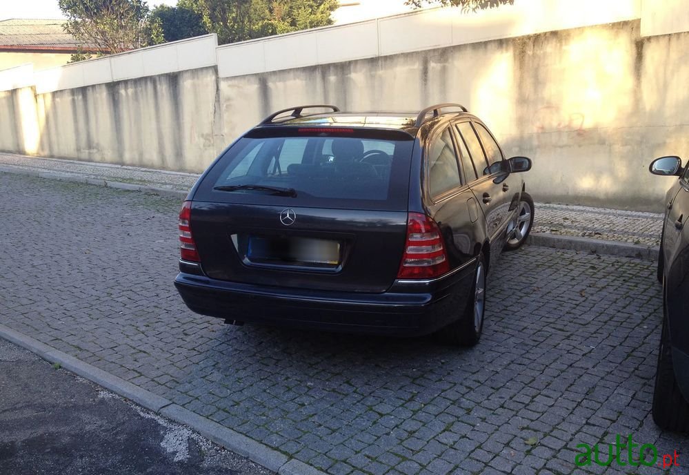 2004' Mercedes-Benz C 220 photo #2