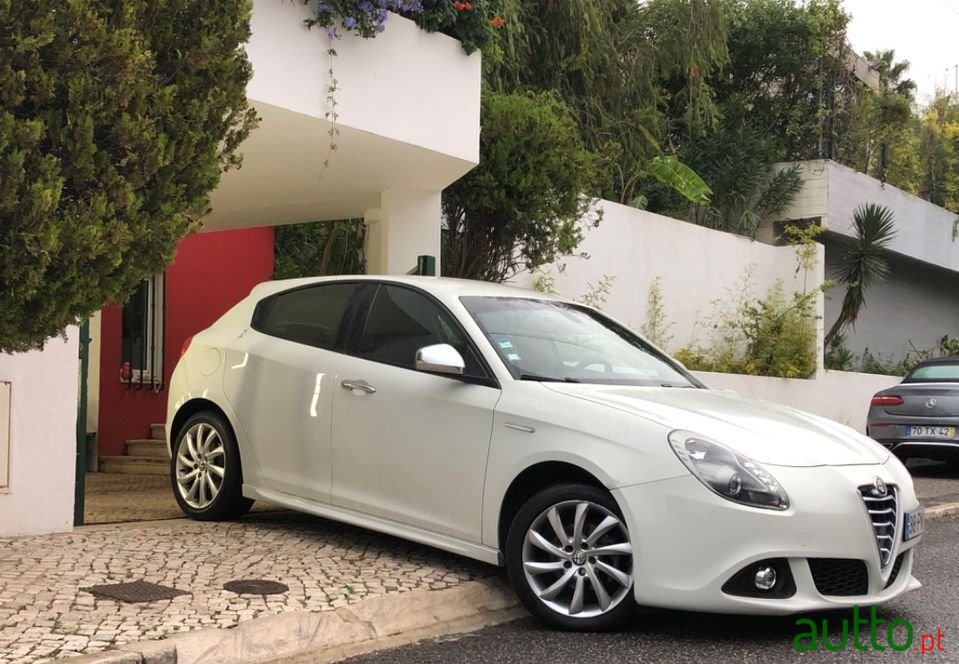 2015' Alfa Romeo Giulietta photo #2