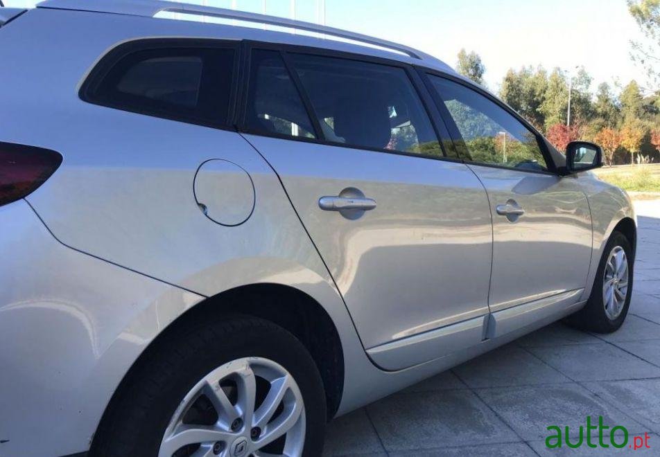 2013' Renault Megane Sport Tourer photo #2