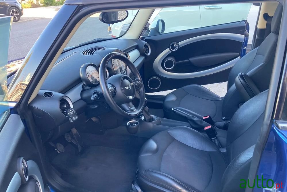 2012' MINI Cooper D photo #6