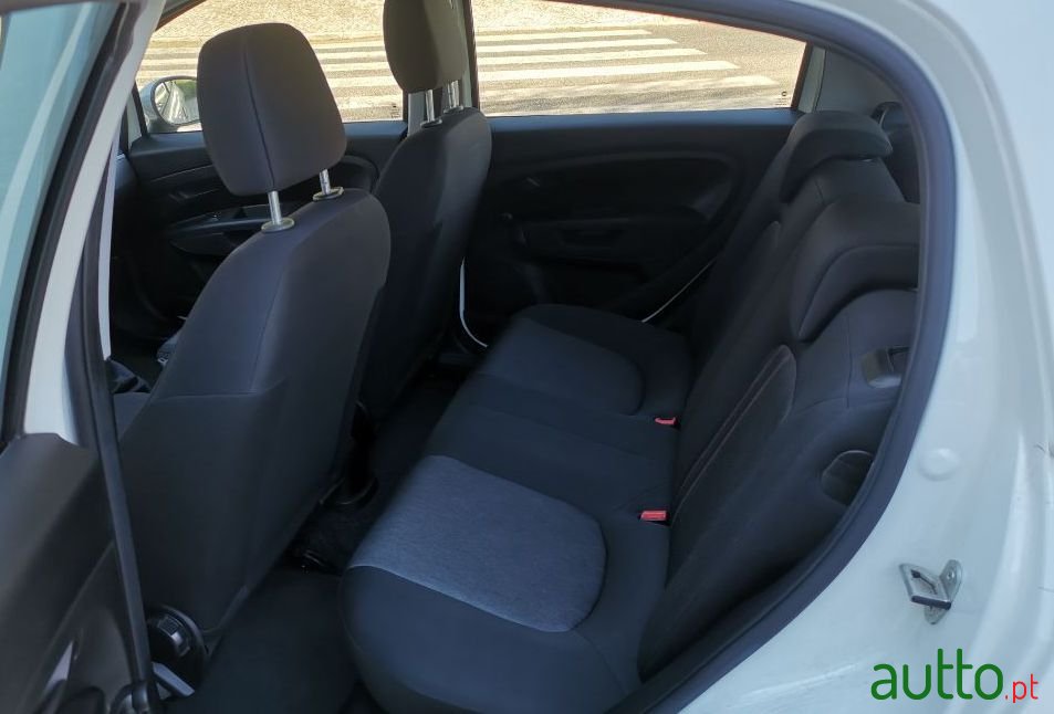 2014' Fiat Punto Ver-1-3-M--Jet-Easy-S-S photo #4
