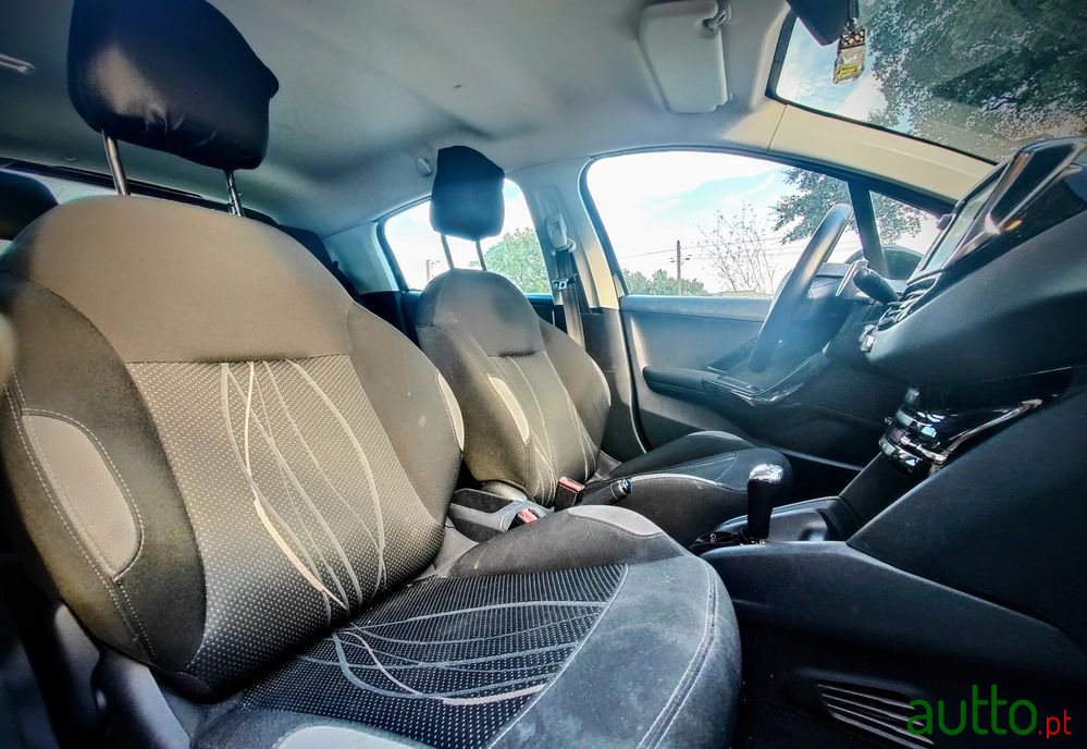 2013' Peugeot 208 photo #6