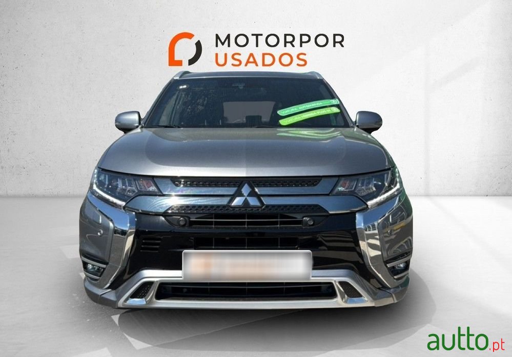2020' Mitsubishi Outlander photo #2
