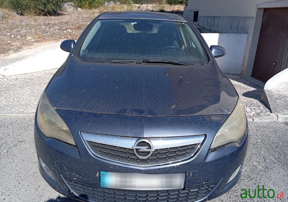 2010' Opel Astra photo #2