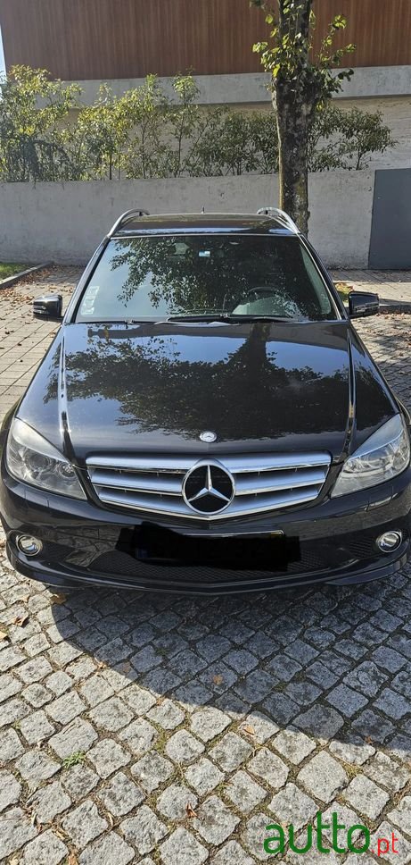 2010' Mercedes-Benz Classe C photo #2