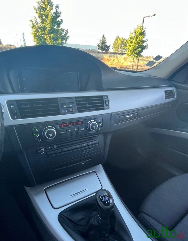 2009' BMW 318 photo #3