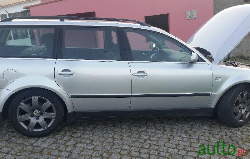 2002' Volkswagen Passat Variant photo #1