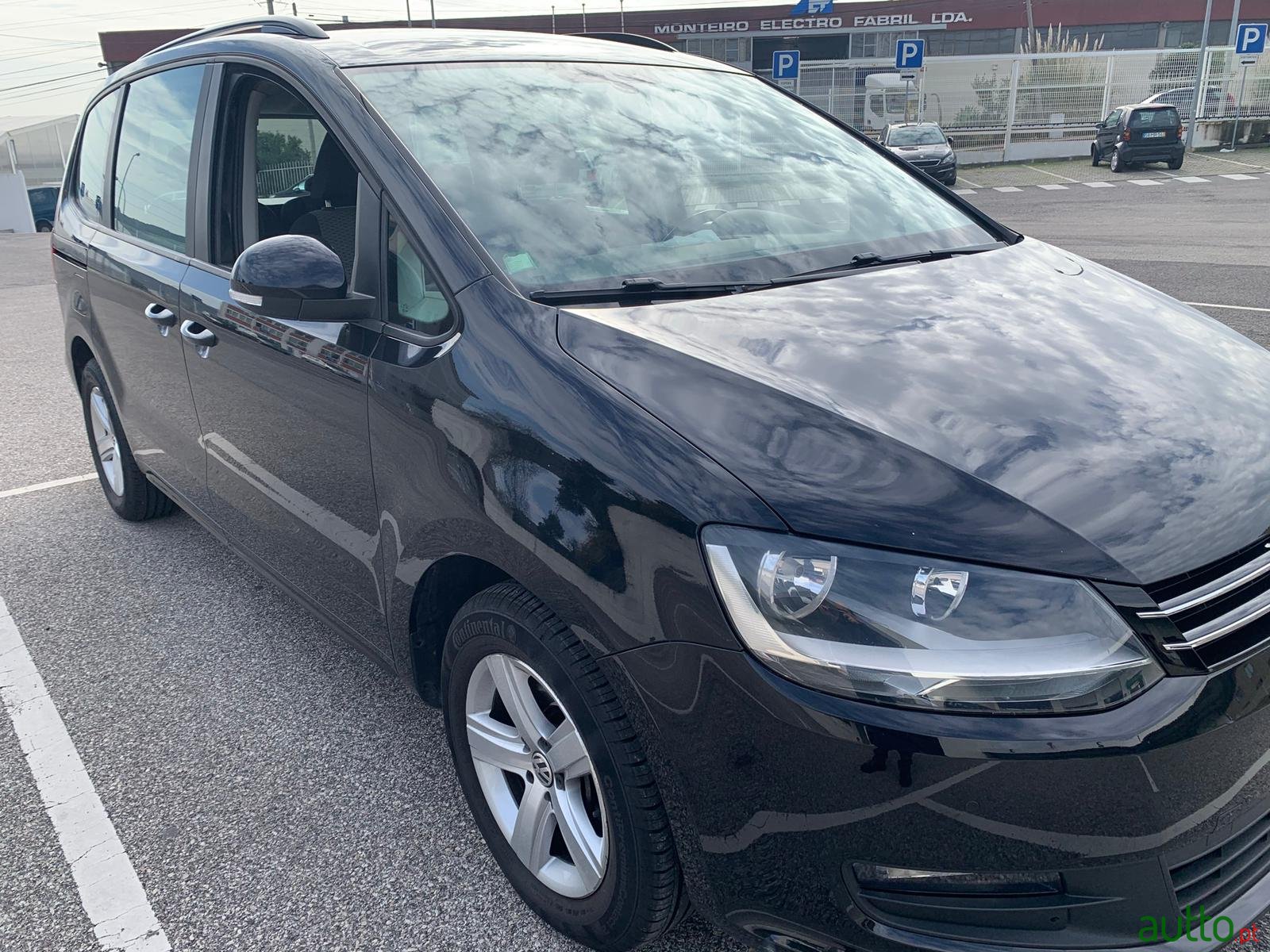 2011' Volkswagen Sharan photo #2